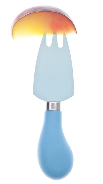 Rebanada de nectarina fresca en tenedor azul —  Fotos de Stock