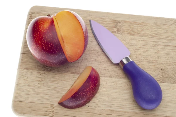 Nectarine fraîche tranchée avec un couteau — Photo