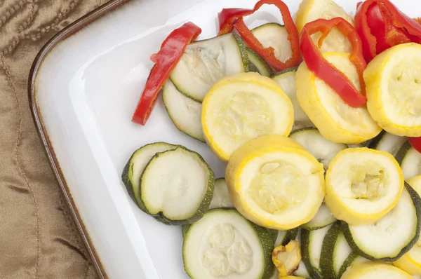 Måltid med färska ångkokta grönsaker — Stockfoto