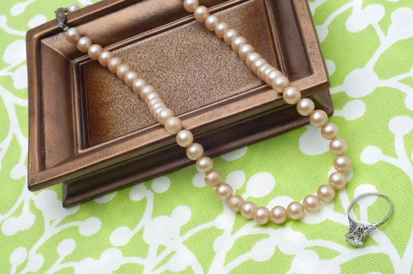 Antika pärlor och diamant förlovningsring — Stockfoto
