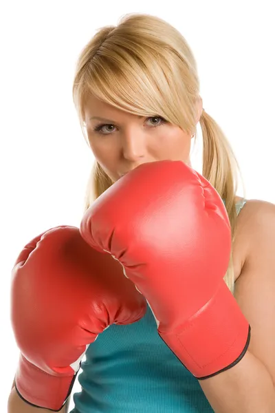 Девушка в красных боксерских перчатках — стоковое фото