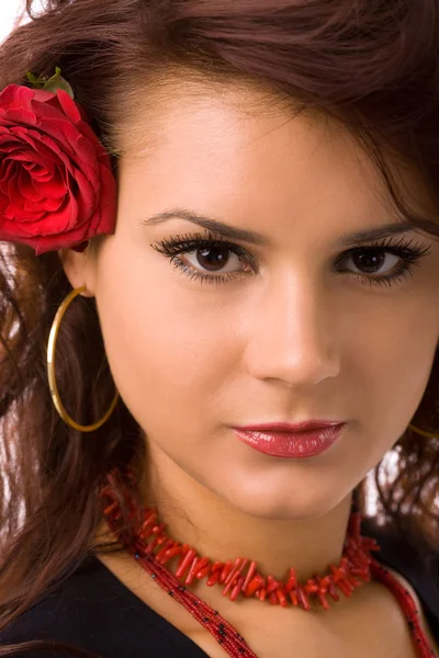 Nő vörös rózsával — Stock Fotó