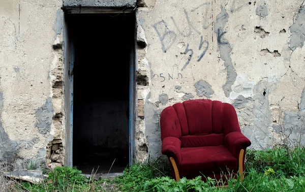 Stylowy Tło Naturalne Poziomy Starych Popękane Ściany Czerwony Fotel — Zdjęcie stockowe