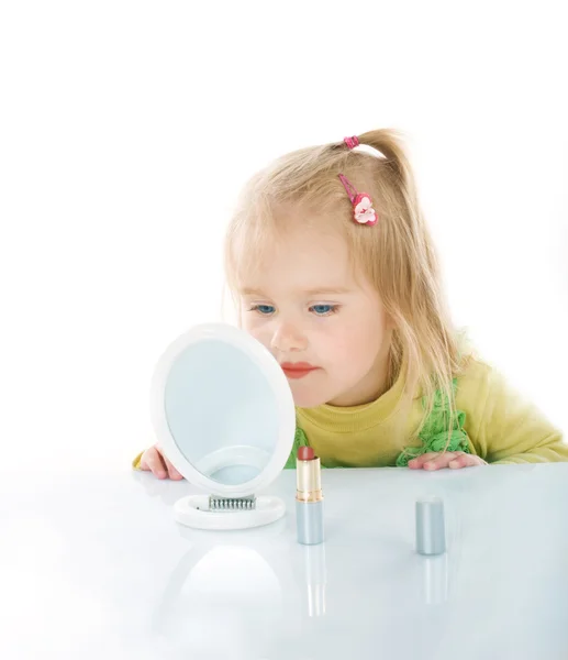 Μικρό ξανθό κορίτσι σας αναζητούν στον καθρέφτη — Φωτογραφία Αρχείου