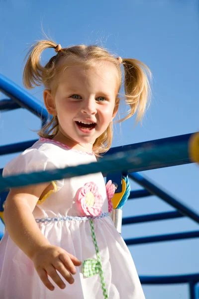 Ευτυχισμένη κοριτσάκι σε παιδική χαρά — Φωτογραφία Αρχείου