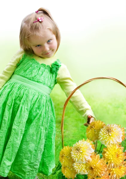Pequena menina bonita com flores — Fotografia de Stock