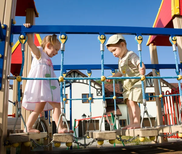 Маленькие дети на детской площадке — стоковое фото