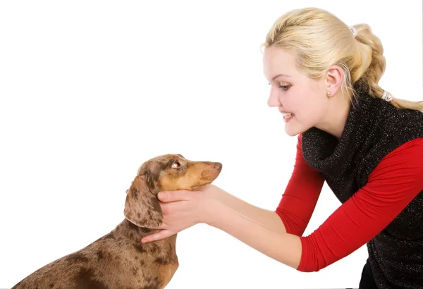 Hermosa chica rubia con tejón-perro — Foto de Stock