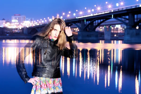 Nattporträtt av den vackra flickan mot bron — Stockfoto