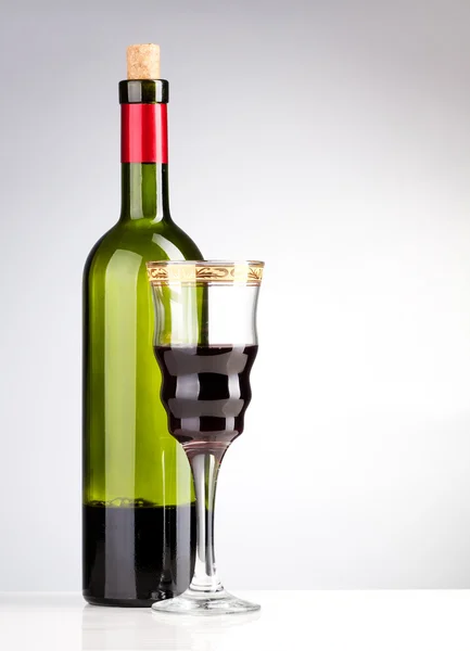 Bottiglia di vino e bicchiere da vino — Foto Stock