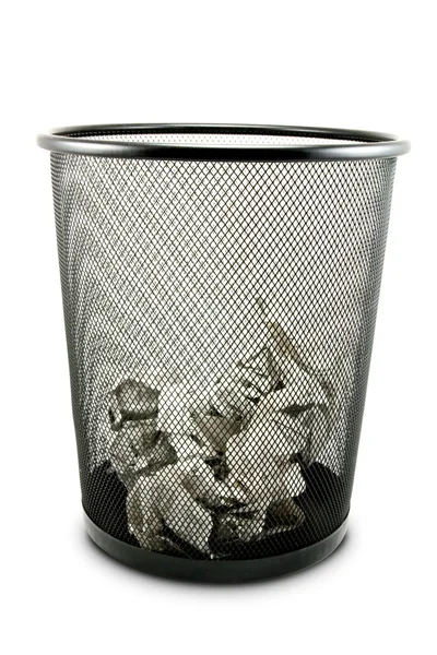 紙くず入りのゴミ箱 — ストック写真