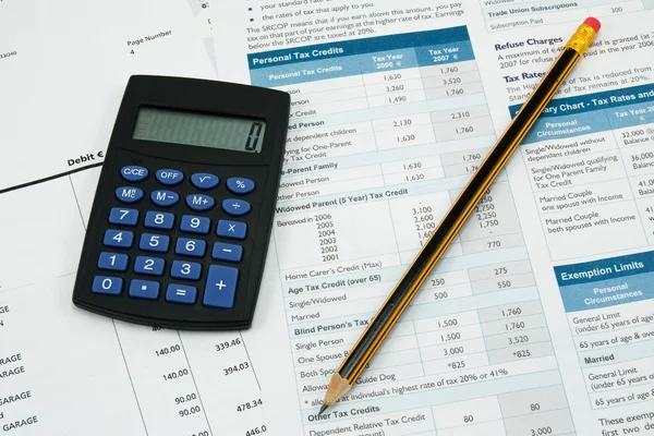 Calculadora, lápiz e impuesto de forma — Foto de Stock