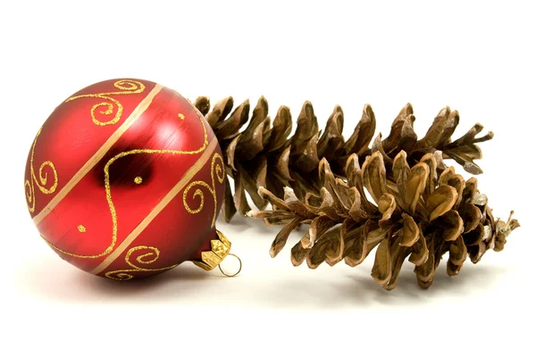 Kerstmis bauble en pine kegels — Stockfoto