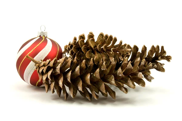 Fenyő kúpok és karácsonyi csecsebecse — Stock Fotó