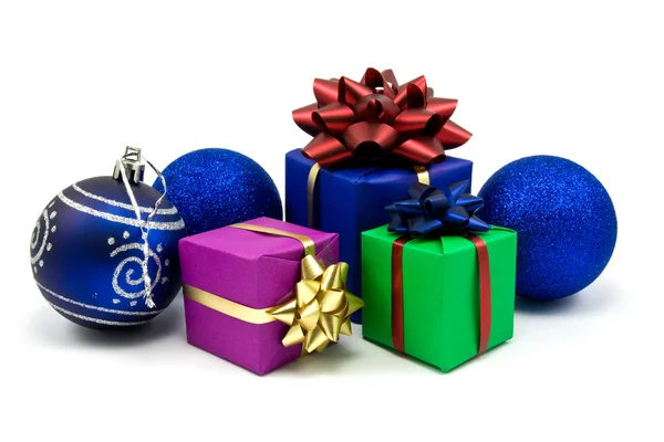 Cajas de regalos y adornos de Navidad — Foto de Stock