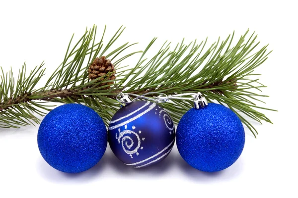 Pine tak en Kerstmis kerstballen — Stockfoto