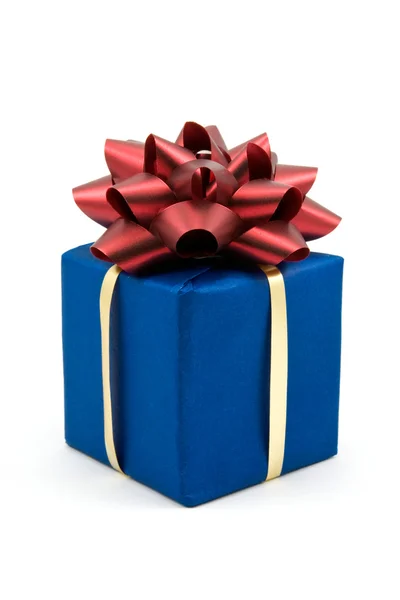 Μπλε κουτί δώρου με κόκκινο φιόγκο — Φωτογραφία Αρχείου