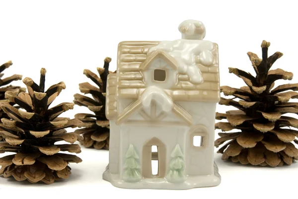 Conos de pino y casa de Navidad —  Fotos de Stock
