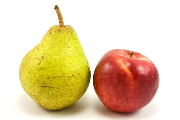 Зеленая груша и красное яблоко — стоковое фото