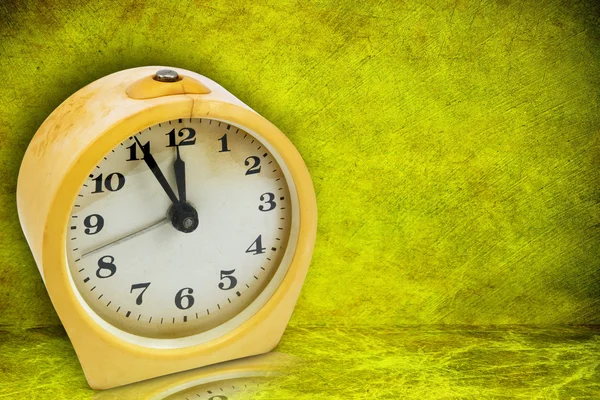 Старий Подряпаний Жовтий Годинник Зеленому Фоні — стокове фото