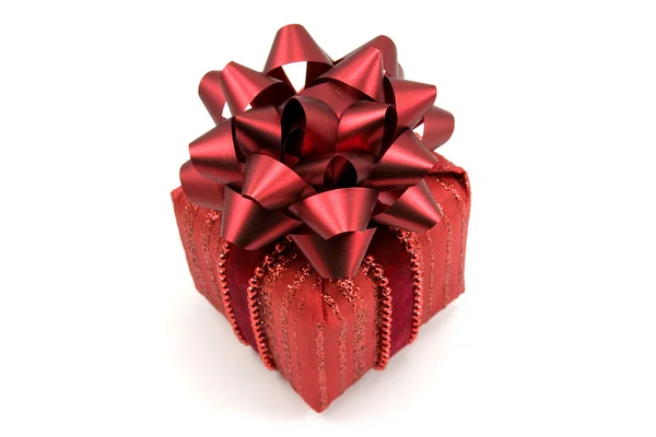 Rote Geschenkschachtel Mit Großen Bogen Auf Weißem Hintergrund — Stockfoto