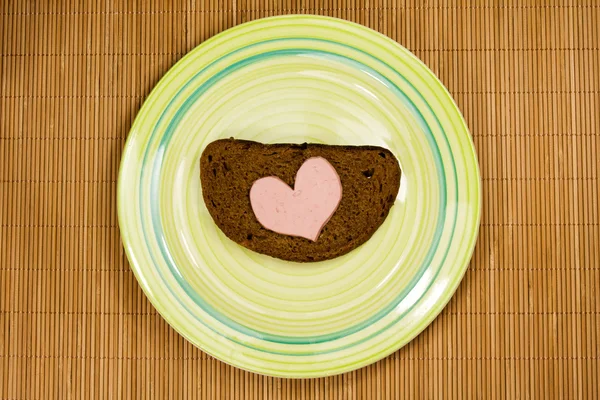 Conceito Alimentação Saudável Sanduíche Com Salsicha Forma Coração — Fotografia de Stock