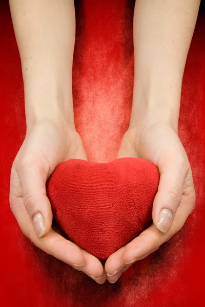 Mãos Com Coração Fundo Vermelho Grunge — Fotografia de Stock