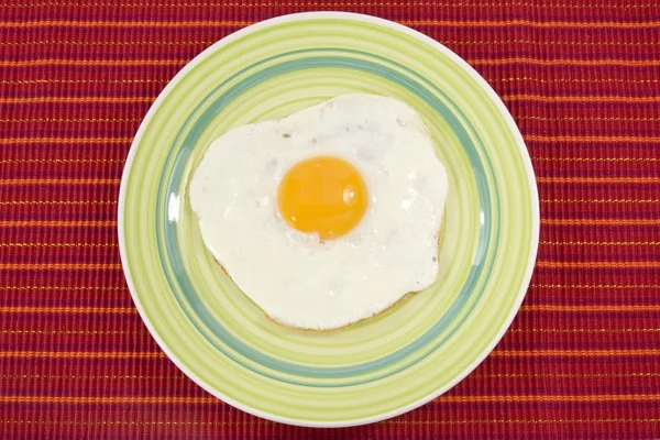 食事と栄養のコンセプトです 調理された卵とグリーン プレート — ストック写真