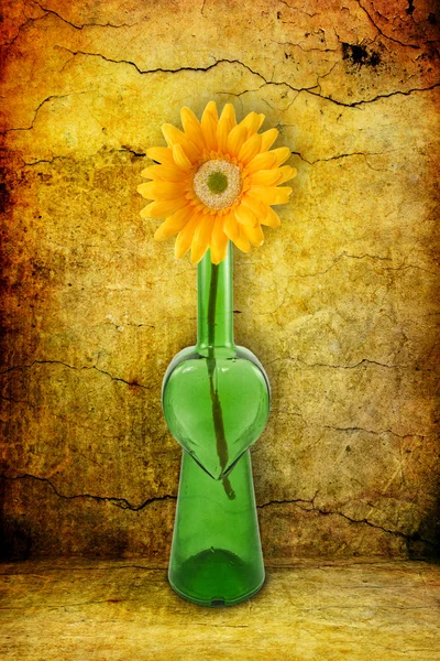 Grüne Flasche Mit Blume Auf Grunge Hintergrund — Stockfoto