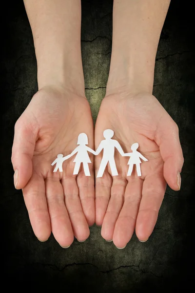 Conceito Cuidados Segurança Mãos Com Corrente Papel Família — Fotografia de Stock