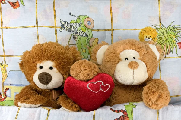 充满激情的玩具熊躺在床上的几个 — 图库照片