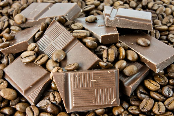 Kaffebönor och mjölkchoklad — Stockfoto