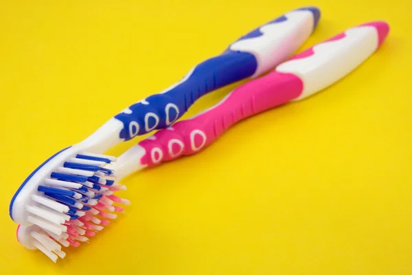Dos cepillos de dientes coloridos —  Fotos de Stock