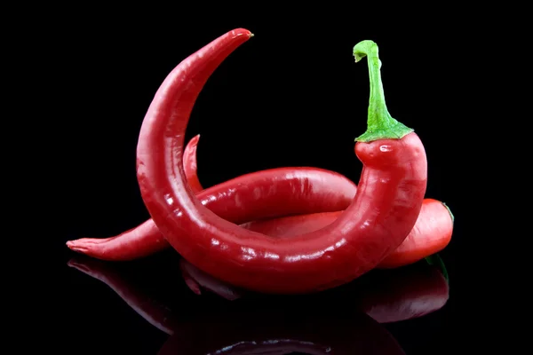 Czerwona papryka chili na czarny — Zdjęcie stockowe