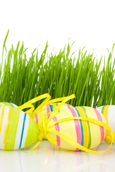 Velikonoční vajíčka a trávy — Stock fotografie