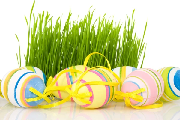 Uova di Pasqua ornato con erba — Foto Stock