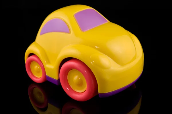Carro de plástico amarelo com reflexão — Fotografia de Stock