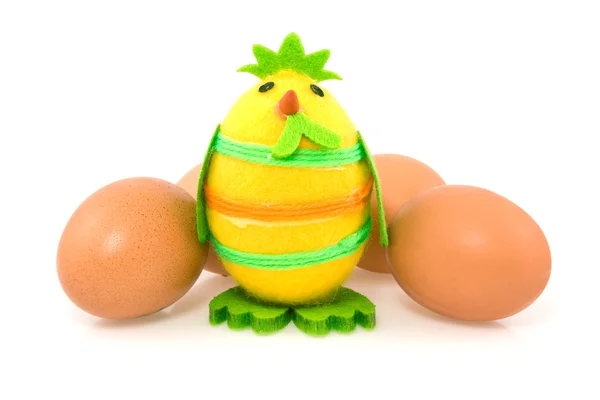 Engraçado pintinho da Páscoa e ovos marrons — Fotografia de Stock