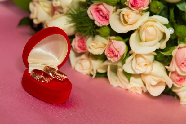 Two rings and a bouquet of roses — Stock Photo, Image