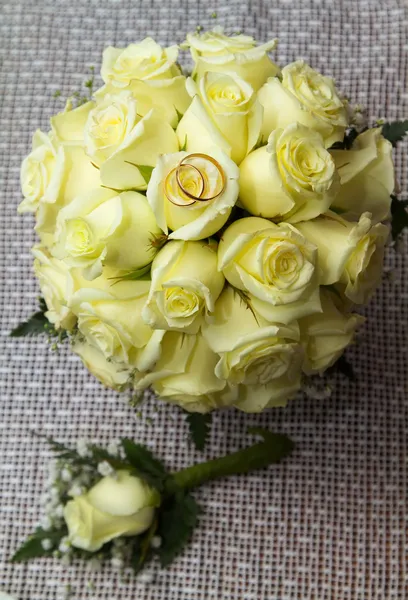 Two rings on the bouquet of roses — Stock Photo, Image