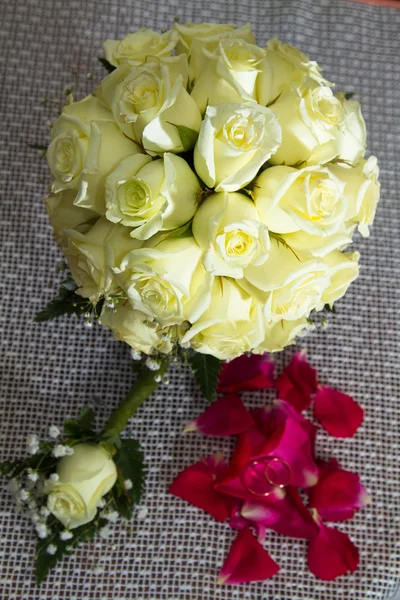 장미 꽃다발에 두 개의 링 — 스톡 사진