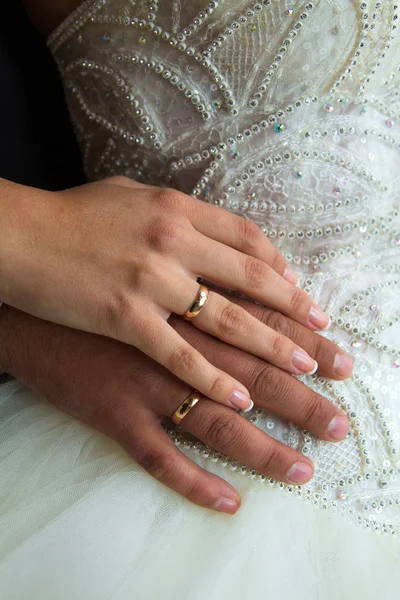 Ręce nowożeńców — Zdjęcie stockowe
