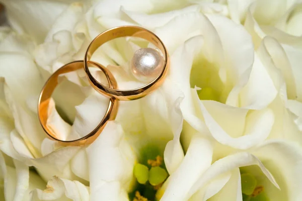 Anello nuziale sul bouquet della sposa — Foto Stock