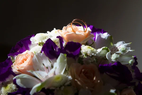Bague de mariage sur le bouquet de la mariée . — Photo