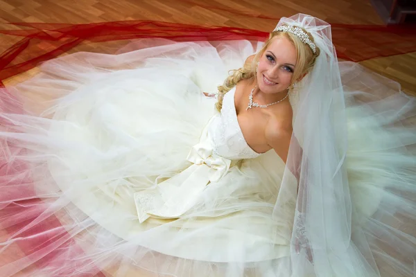 Bride sitting on the floor — Stock Photo, Image