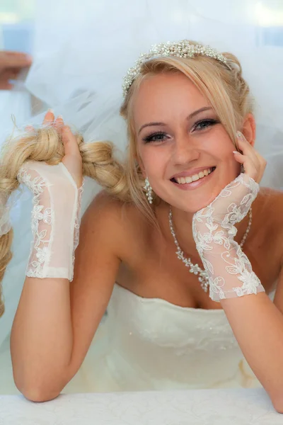 Noiva sorrindo segurando o cabelo . — Fotografia de Stock