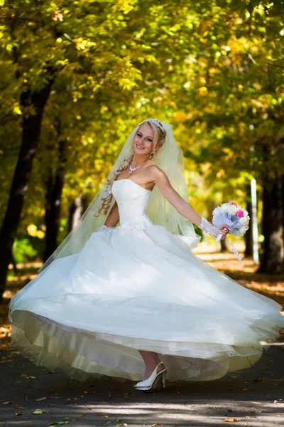 Bride spinning — Stock Photo, Image