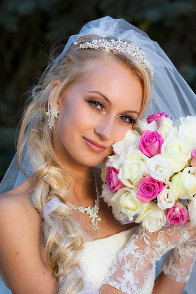Bride holding a bouquet of hand — Stock Photo, Image