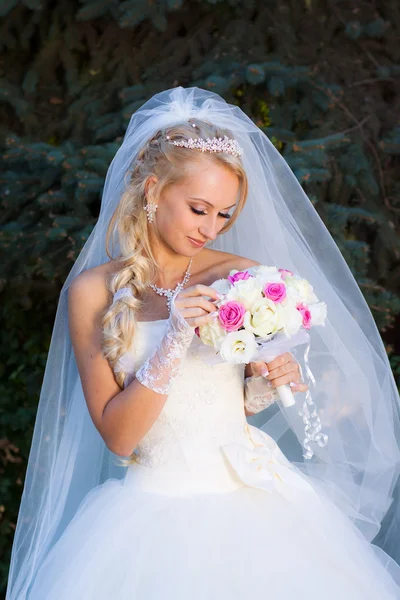 Bruden håller en bukett av hand — Stockfoto