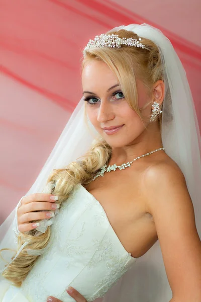 Bride keeps hair — Stock Photo, Image